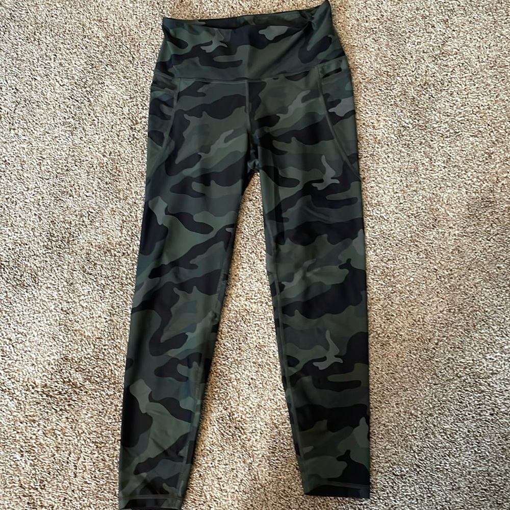 Old Navy Active Elevate Legging Camo Size L EUC